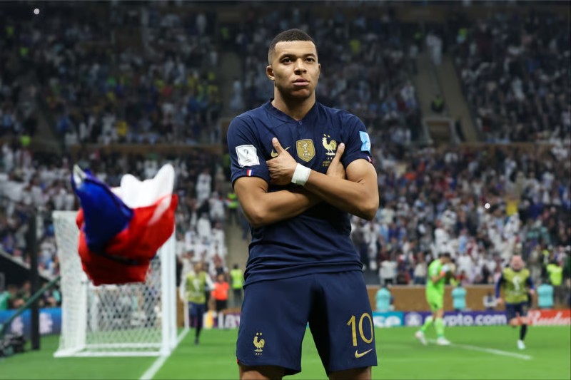 Kylian Mbappe lập hat-trick vào lưới Argentina