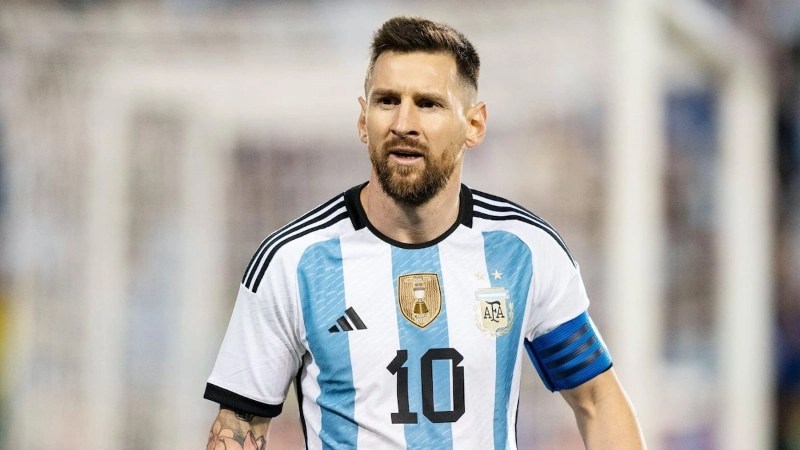 Hat-trick giúp Messi tiến gần kỷ lục