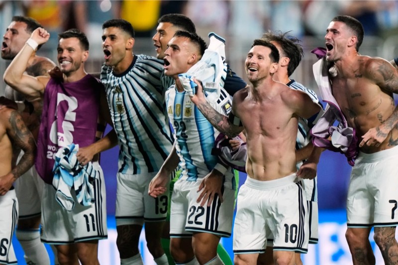 Lionel Messi hạnh phúc khi Argentina vào bán kết