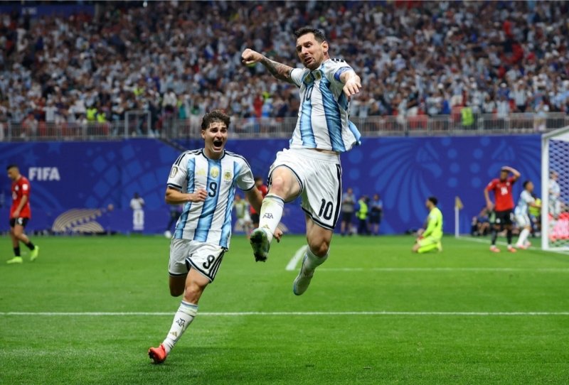Messi dẫn dắt nhà vô địch vượt nghịch cảnh