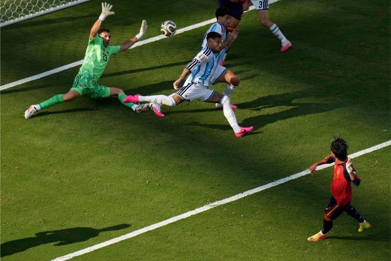 Martinez không thể cứu ĐT Argentina