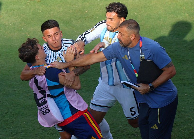 Ủy ban kỷ luật FIFA sẽ xem xét toàn bộ bằng chứng